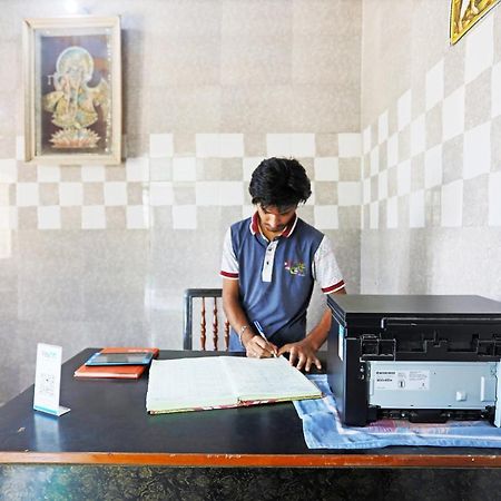 Oyo 44361 Shri Lajjaram Ashram Hotell Vrindāvan Exteriör bild