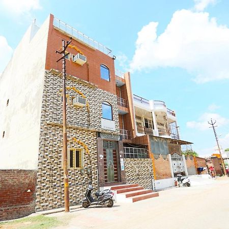 Oyo 44361 Shri Lajjaram Ashram Hotell Vrindāvan Exteriör bild