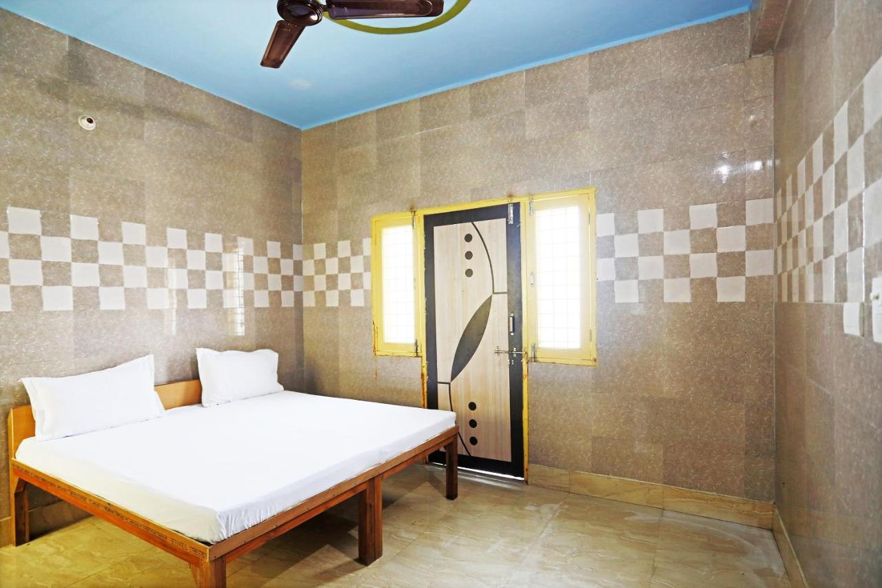 Oyo 44361 Shri Lajjaram Ashram Hotell Vrindāvan Exteriör bild