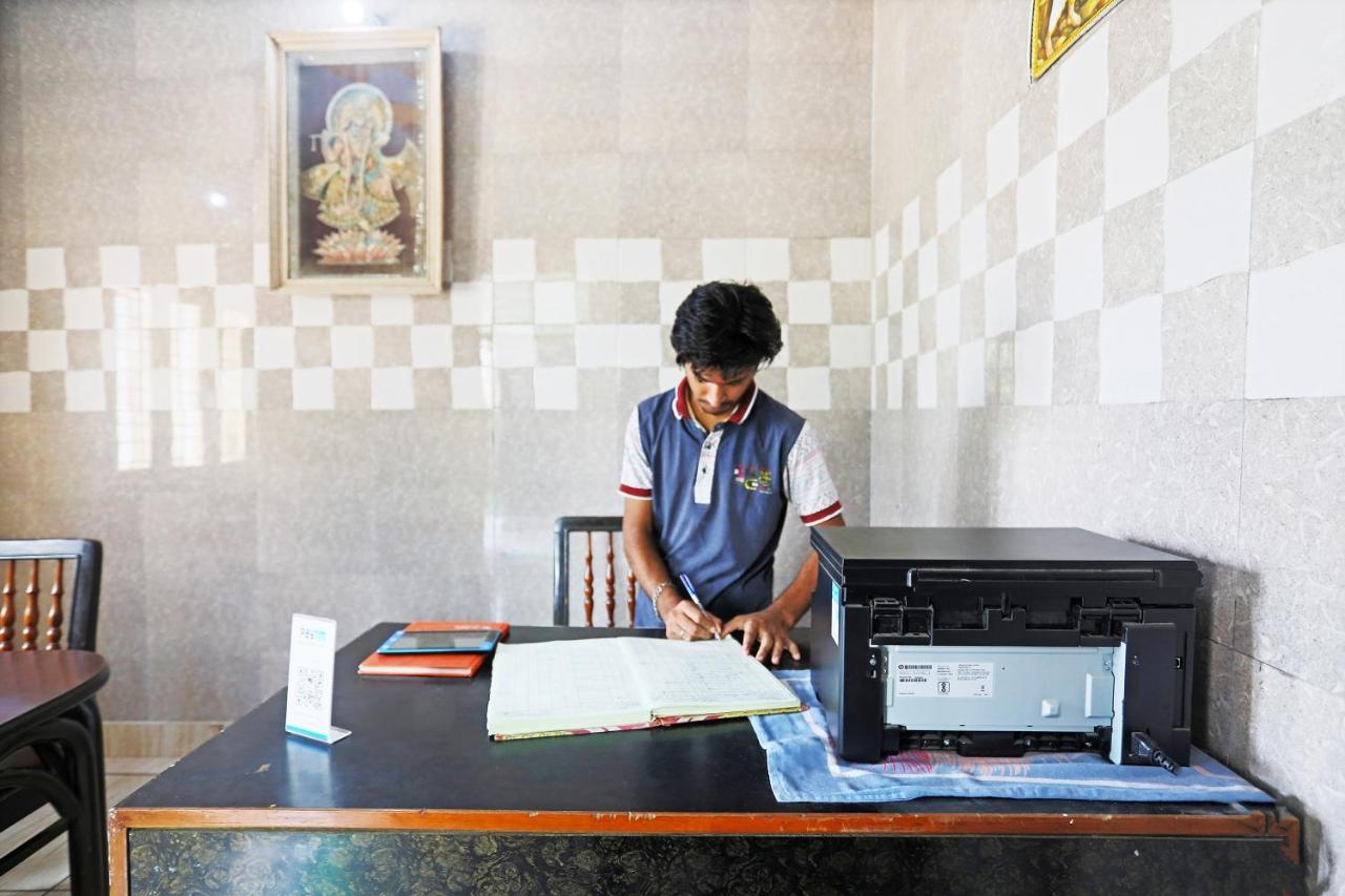 Oyo 44361 Shri Lajjaram Ashram Hotell Vrindāvan Exteriör bild