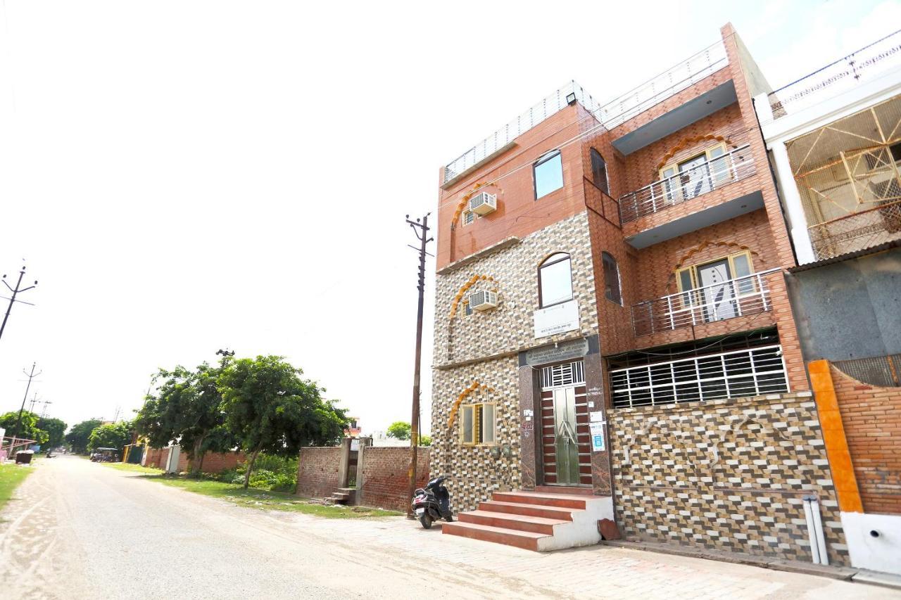 Oyo 44361 Shri Lajjaram Ashram Hotell Vrindāvan Exteriör bild