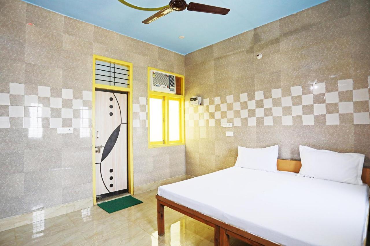Oyo 44361 Shri Lajjaram Ashram Hotell Vrindāvan Exteriör bild